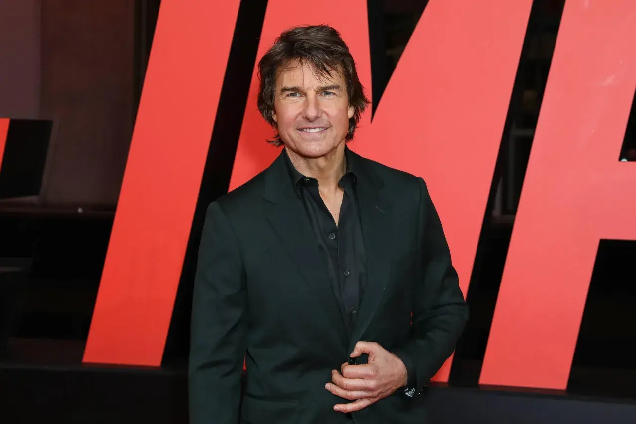 Tom Cruise w garniturze, gotowy na kolejną misję niemożliwą.