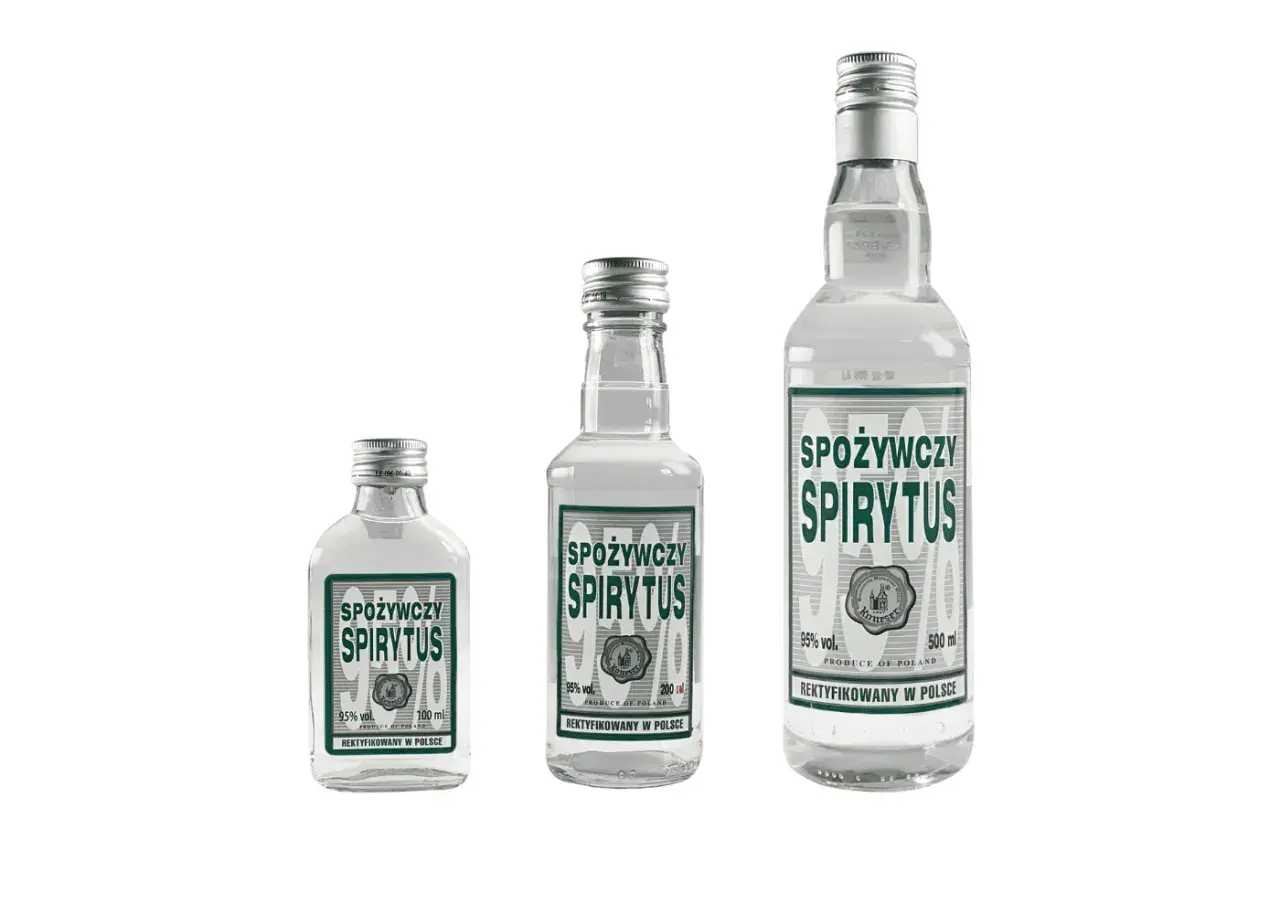 Trzy butelki "Spirytusu Spożywczego" o różnej pojemności (100 ml, 200 ml, 500 ml). Ten mocny alkohol jest polskim produktem.