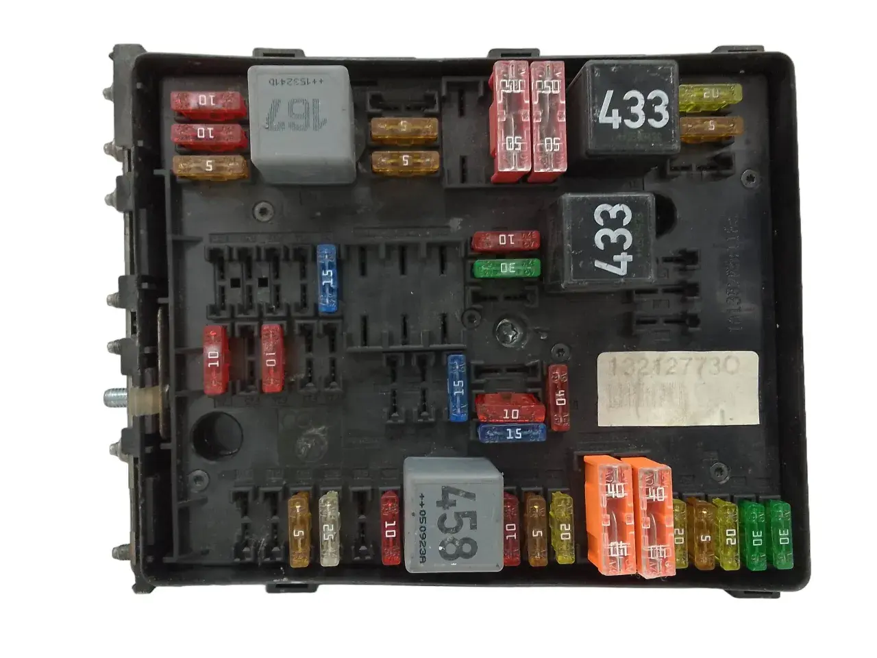 Caja de fusibles de un Golf 4, con varios fusibles y relés. Un fusible elevalunas Golf 4 podría ser uno de los de 15A o 20A.