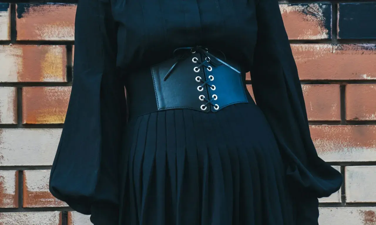 Czarna sukienka z gorsetem i sznurowaniem, podkreślająca sylwetkę w stylu opium.