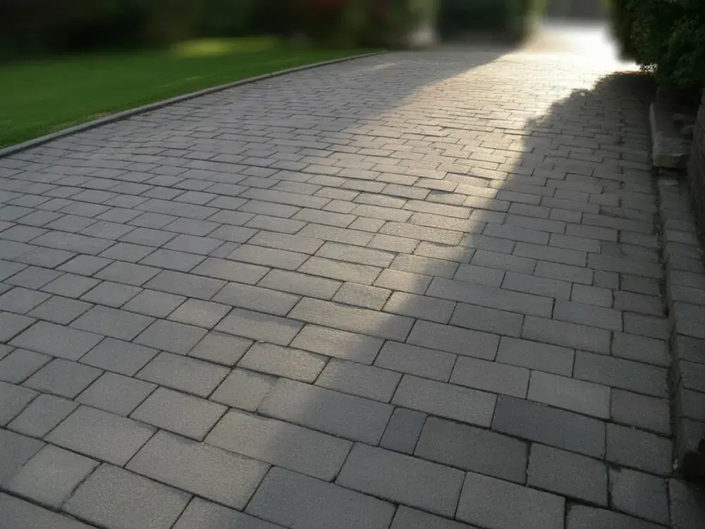 Jaka grubość kostki na podjazd? 6 czy 8 cm wybierz mądrze!