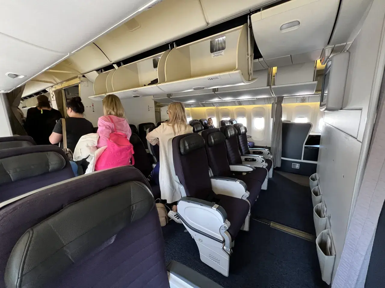 Wnętrze samolotu, fotele i pasażerowie. Czy to dobry wybór? Sprawdź opinie o Mavi Gök Aviation.