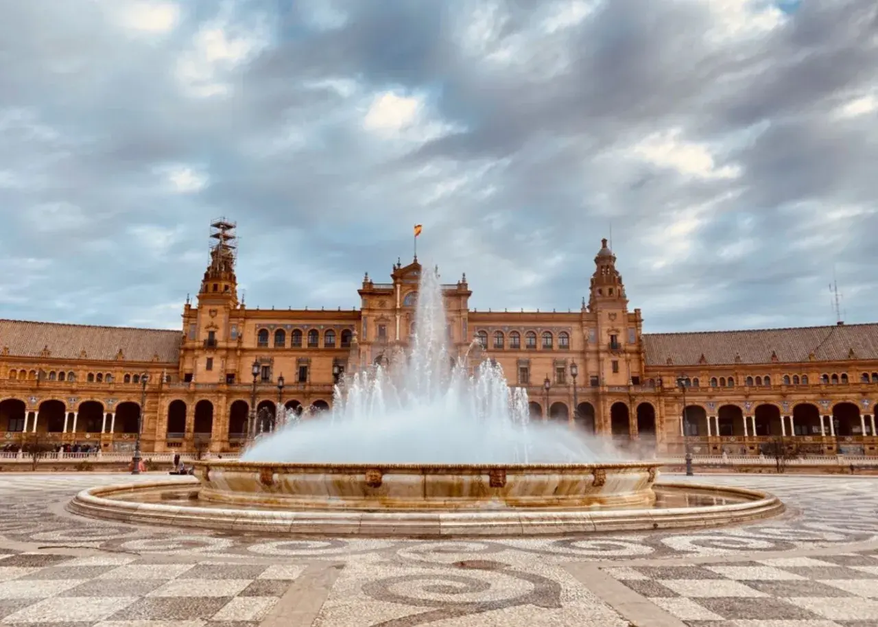 Fontana maestosa a Plaza de España, un must per chi cerca cosa vedere a Siviglia in un giorno. Architettura imponente e giochi d'acqua.