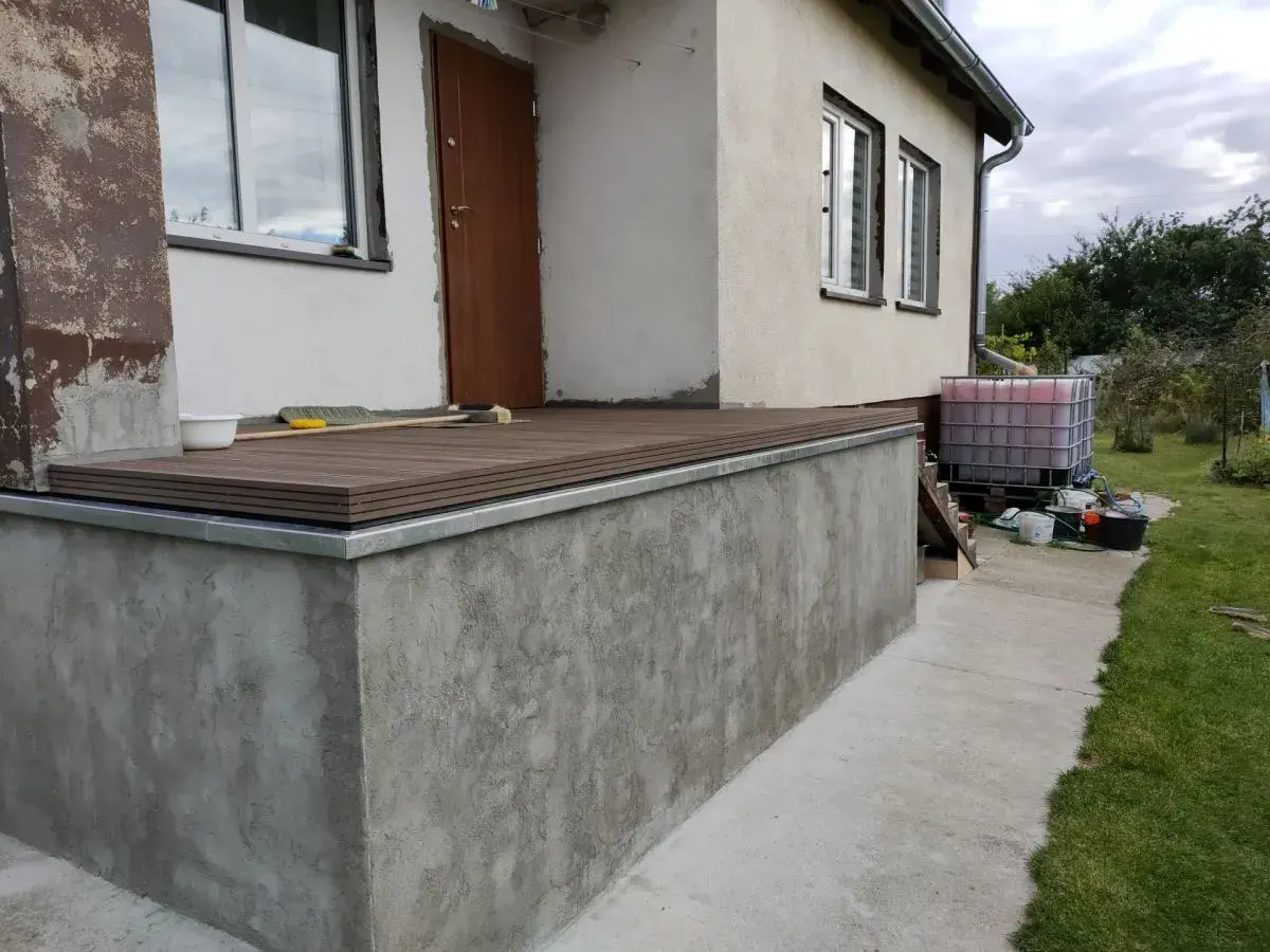 Nowy taras z desek kompozytowych, idealny do odpoczynku. Nivoplan to świetny wybór na takie projekty.