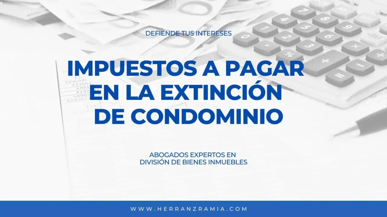 Calculadora y documentos financieros. Texto: "Impuestos a pagar en la extinción de condominio". Abogados expertos en bienes inmuebles.