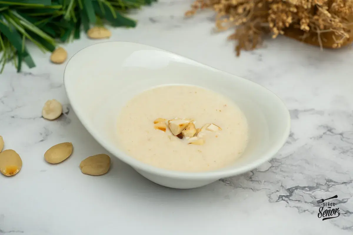 Crema suave y sedosa, una deliciosa salsa de almendras, decorada con trozos de almendra tostada.