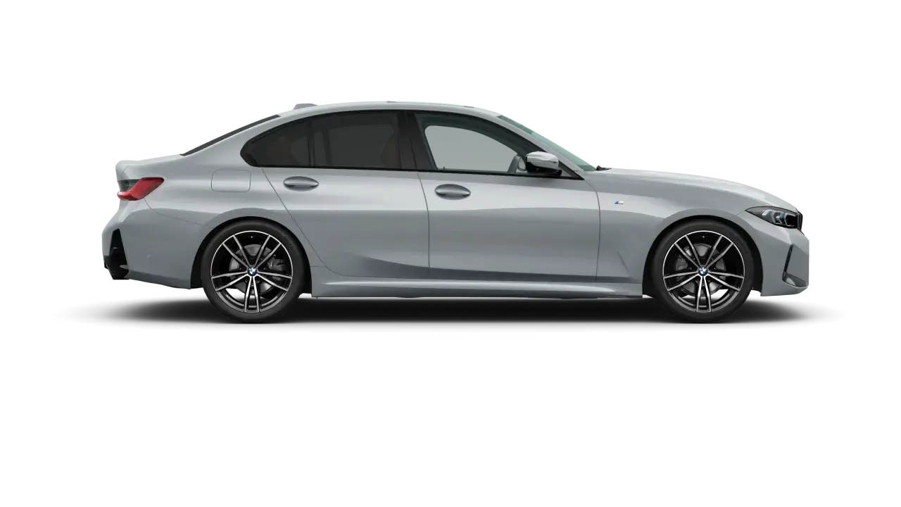 Profilo laterale di una BMW Serie 3 2026 grigio metallizzato, con cerchi in lega sportivi e finestrini oscurati.