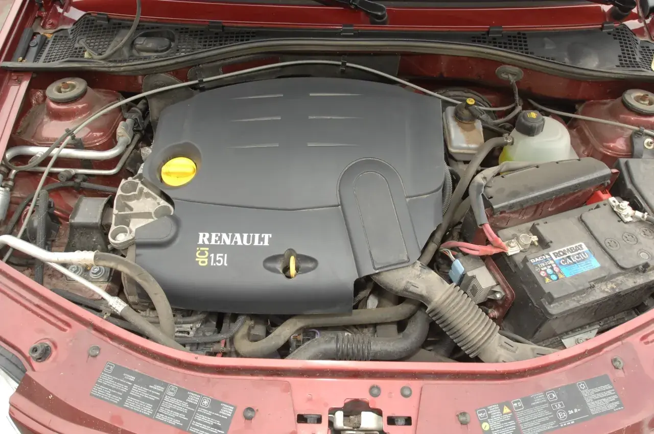 Silnik 1.5 dCi 90KM w Dacia. Opinie o tym silniku są zazwyczaj pozytywne, chwalony za oszczędność i niezawodność.