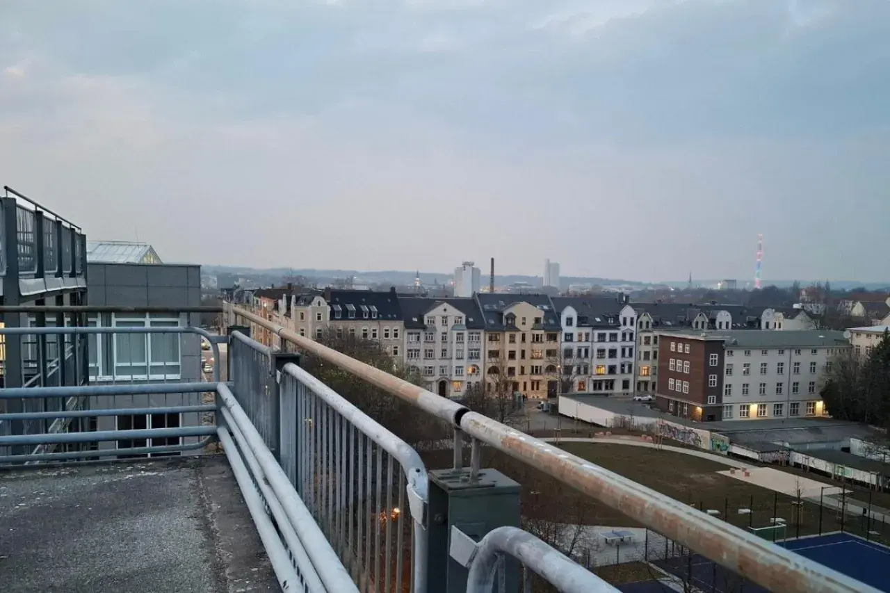 Blick über Chemnitz mit alten Häusern und einem bunten Turm im Hintergrund. Hier gibt es viele Geheimtipps zu entdecken.