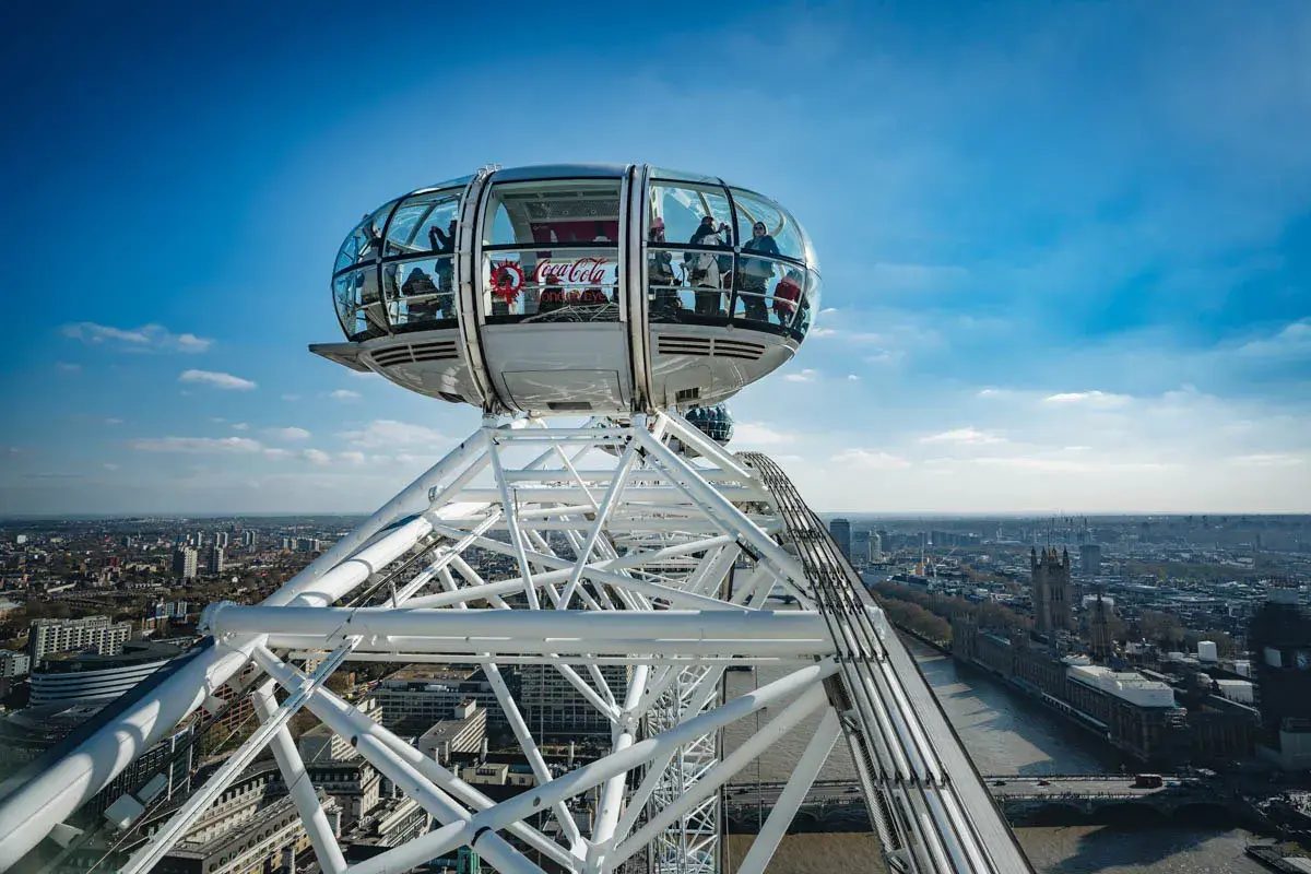 Das London Eye, ein Muss in London, bietet eine atemberaubende Aussicht auf die Stadt. Eine Kapsel mit Besuchern schwebt hoch über der Themse.