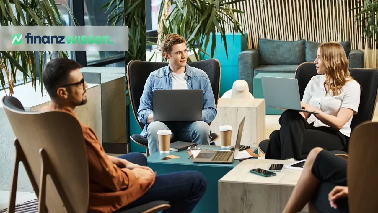 Menschen diskutieren über Finanzwissen, vielleicht über Amundi oder iShares, in einem modernen Büro mit Laptops und Kaffee.