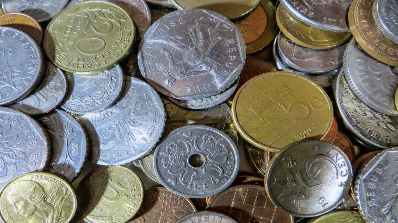 Stos monet, w tym 50 centymów z 1992 roku, pokazuje, jaka waluta we Francji była używana przed euro.