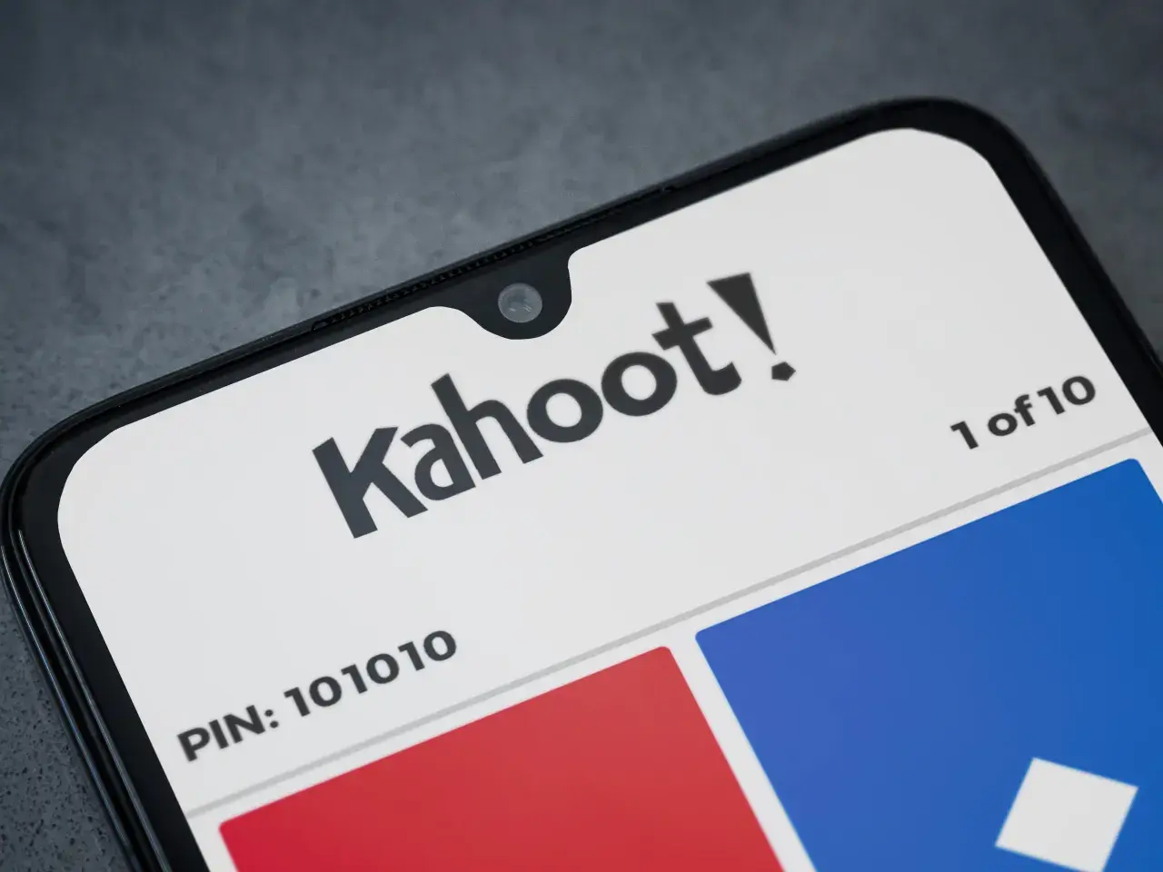 Ein Smartphone zeigt die Kahoot!-Oberfläche. Hier kann man kostenlos ein Kahoot erstellen und mit dem PIN 101010 spielen.