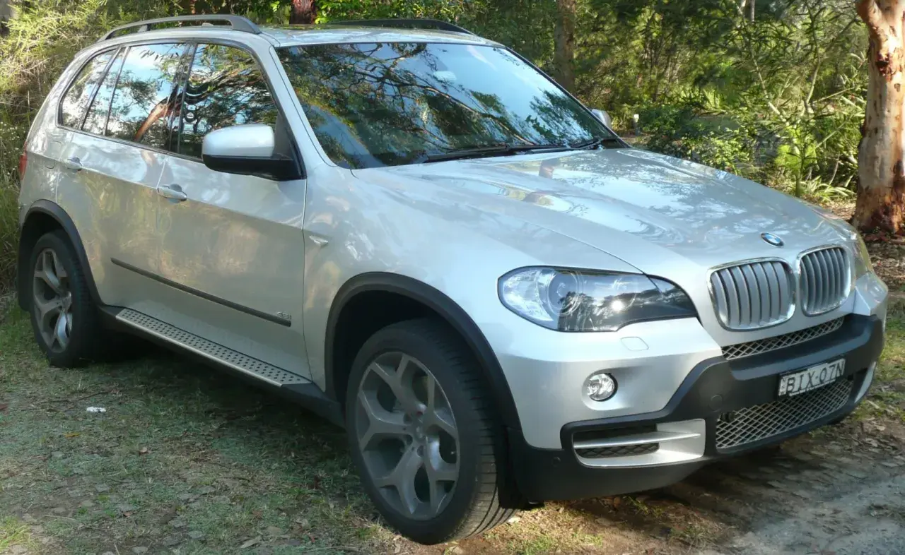 Pojemność baku BMW X5 E70 - co musisz wiedzieć o paliwie?