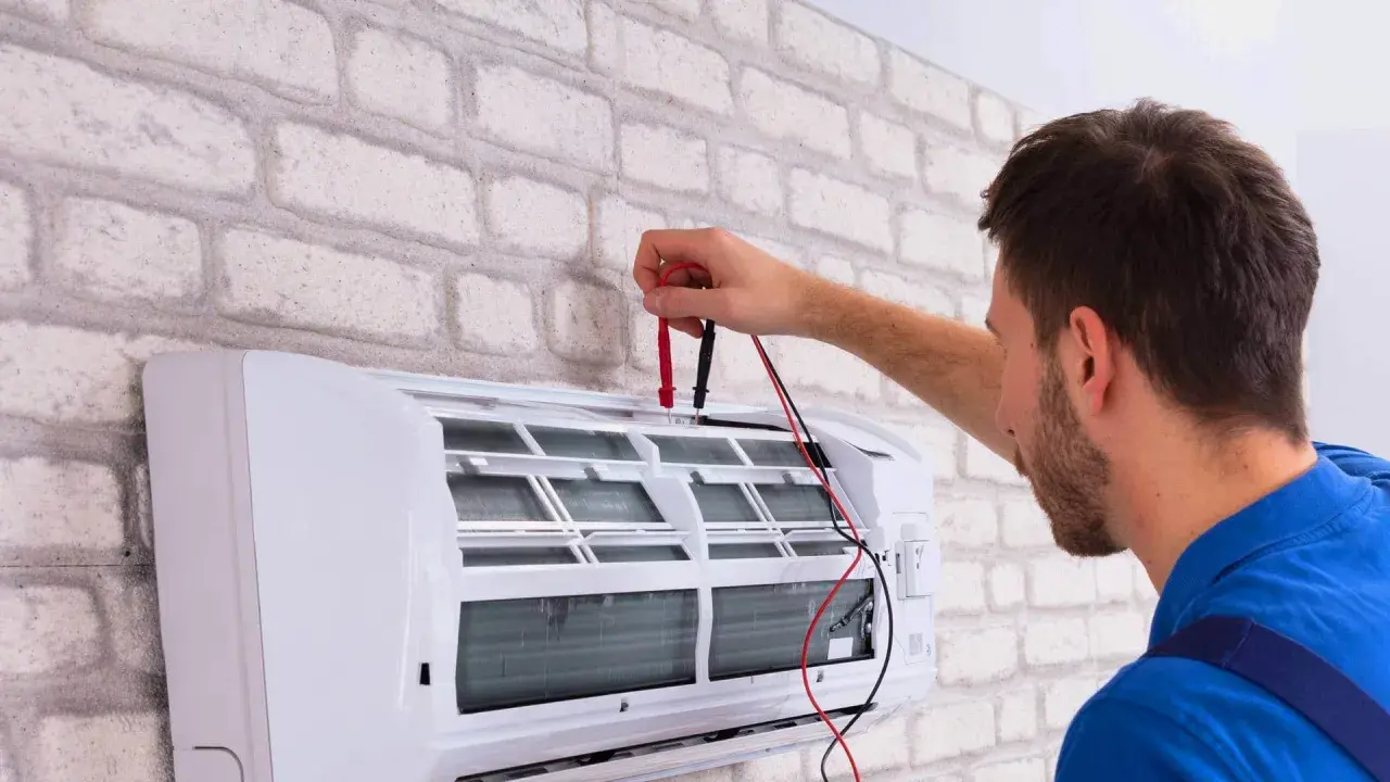 Technik sprawdza klimatyzację, która wydaje brzydki zapach.