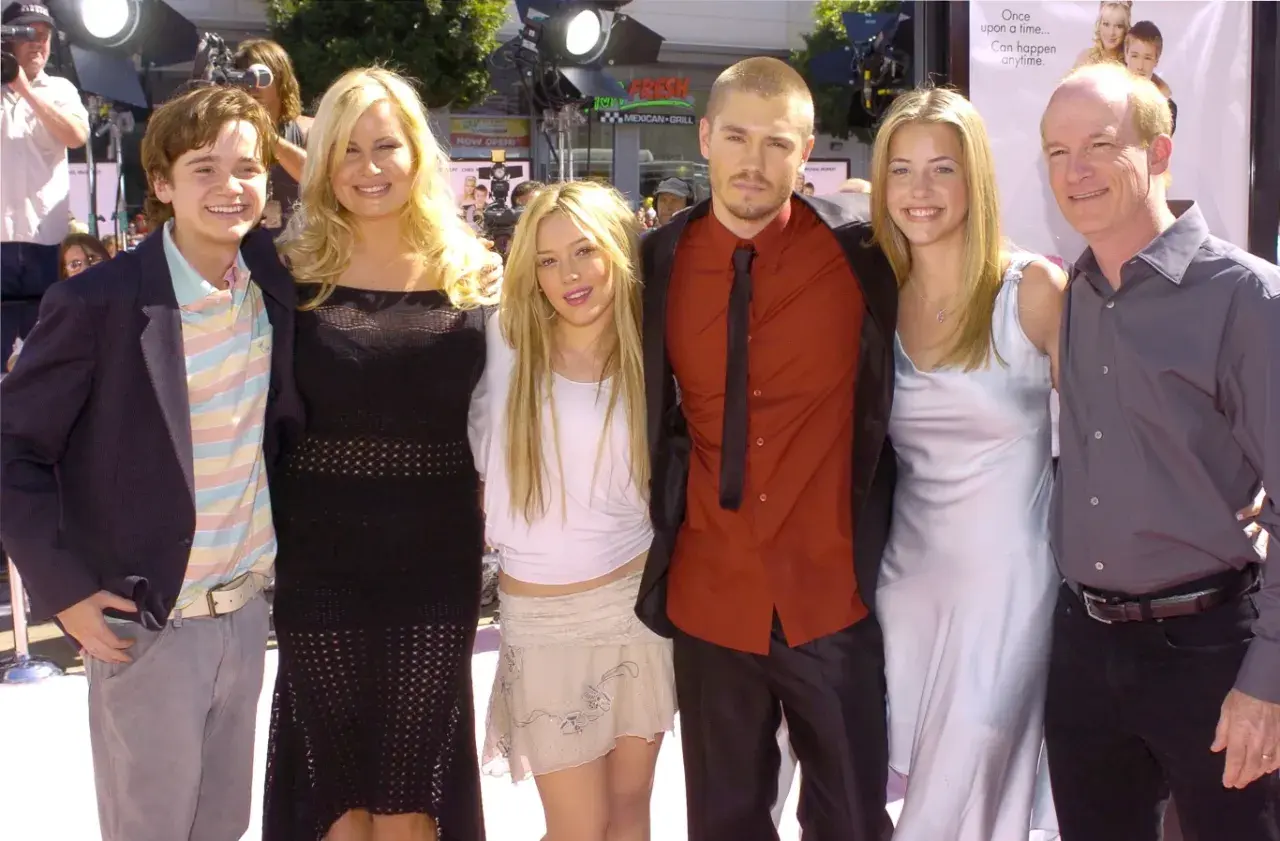 Obsada filmu "Historia Kopciuszka" na premierze: Hilary Duff, Jennifer Coolidge, Chad Michael Murray, Haley Duff i inni.