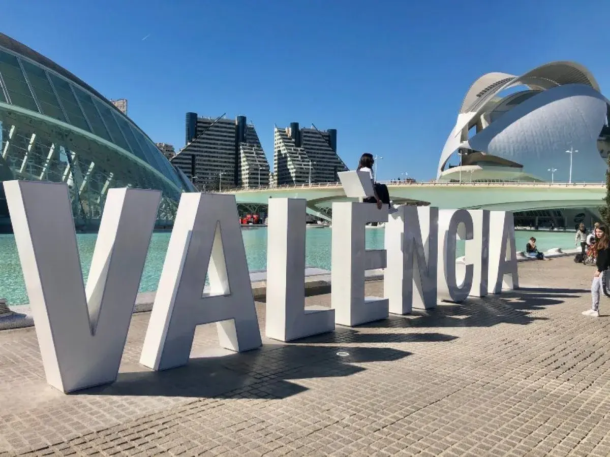 Letras gigantes de VALENCIA, un lugar ideal para visitar gratis. Arquitectura moderna y cielo azul.