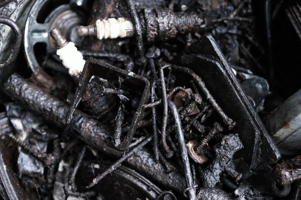 Piezas oxidadas y sucias, incluyendo bujías, que parecen ser de un motor de combustión.