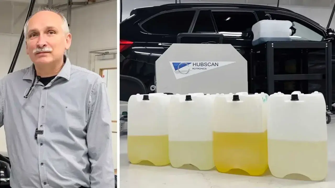 Man med mustasch bredvid en personbil med flera dunkar med vätska, troligen för blankdiesel.