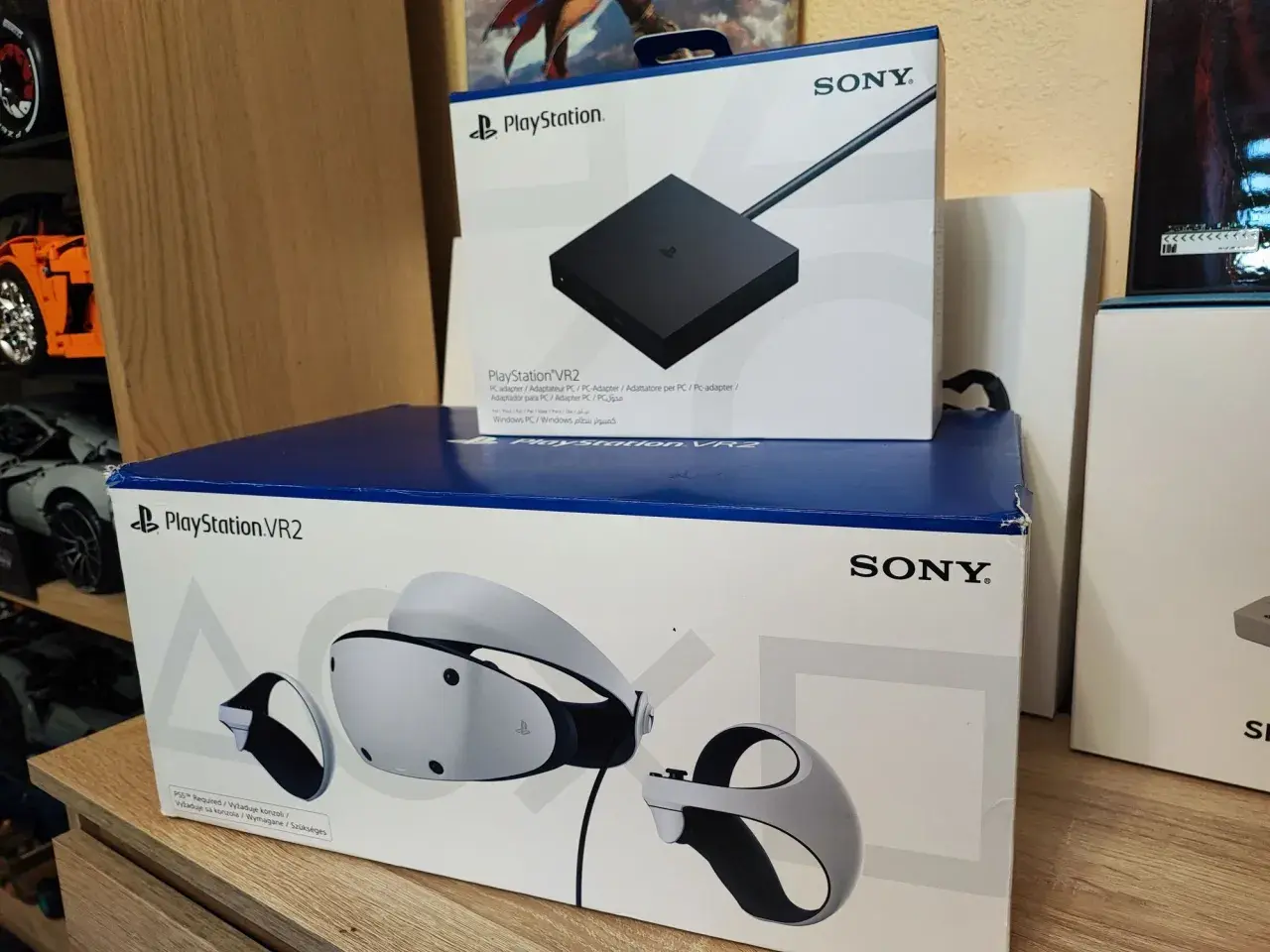 Zestaw PlayStation VR2 z goglami, kontrolerami i adapterem PC.