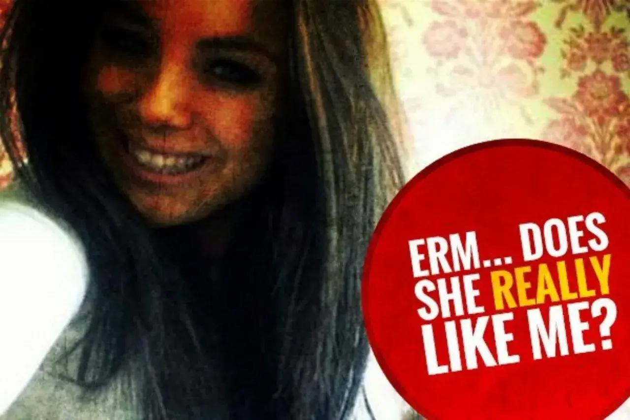 Ragazza sorridente con un punto interrogativo rosso: "Come capire se piaci a una ragazza?".