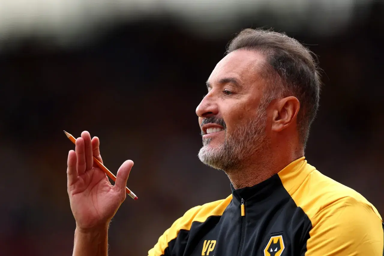 Wolverhampton trainer mit Bleistift in der Hand, nachdenklich lächelnd.