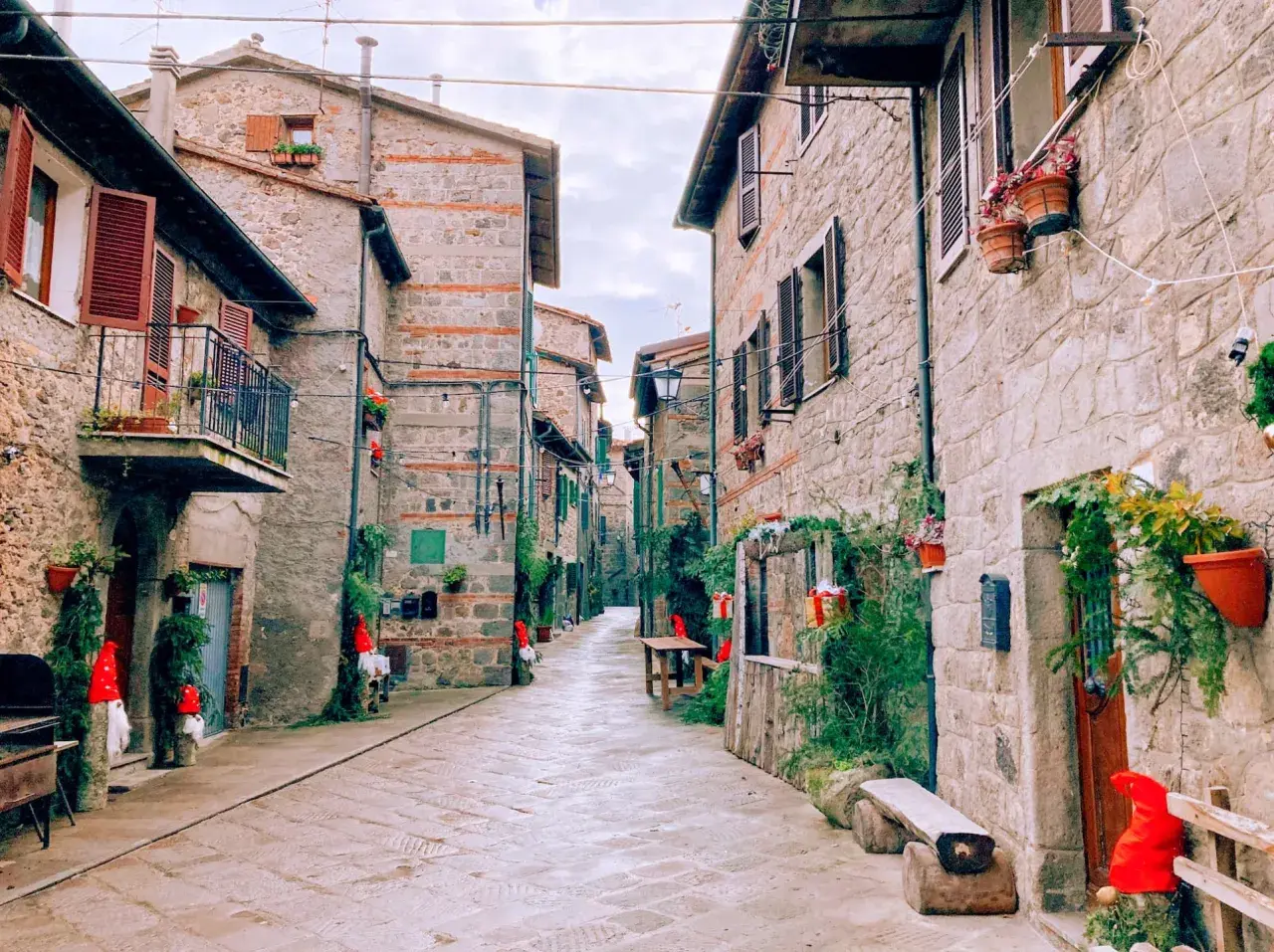Un vicolo suggestivo tra i borghi vicino Abbadia San Salvatore, decorato per le feste con gnomi e luci.