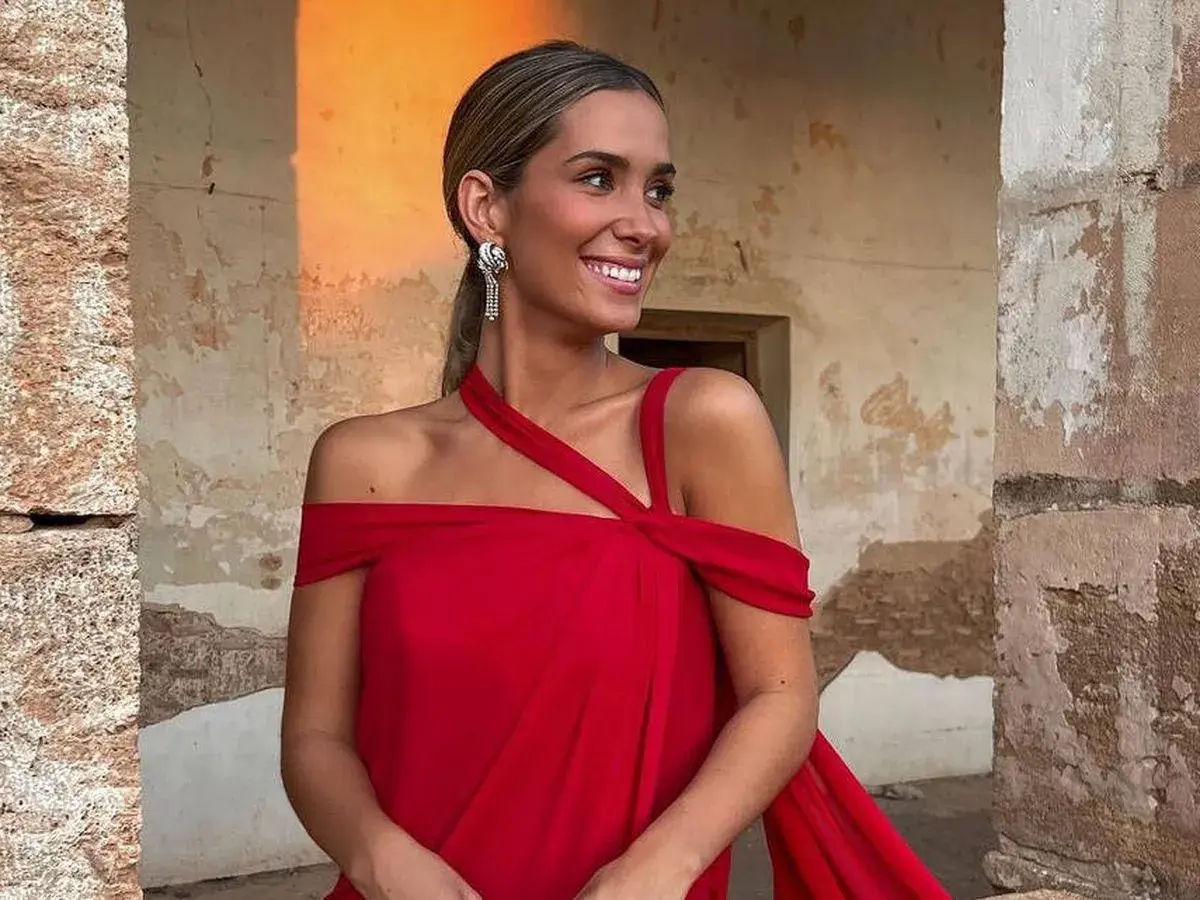 María Pombo, radiante con un vestido rojo, sonríe mientras posa. Su edad se refleja en su energía y estilo.