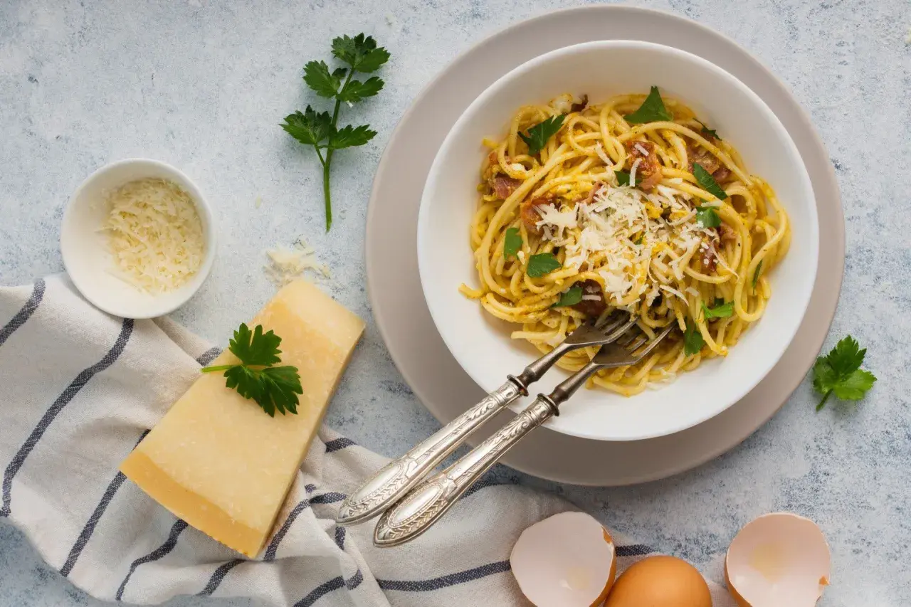 Carbonara: Ze śmietaną czy bez? Poznaj 2 przepisy i sekrety!