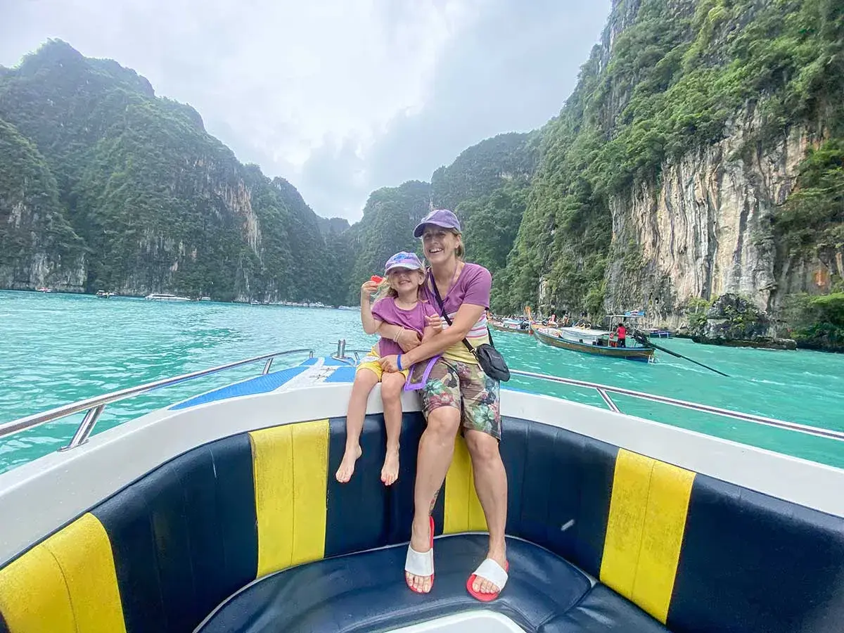 Un viaggio indimenticabile in Thailandia con bambini, tra acque turchesi e maestose scogliere.
