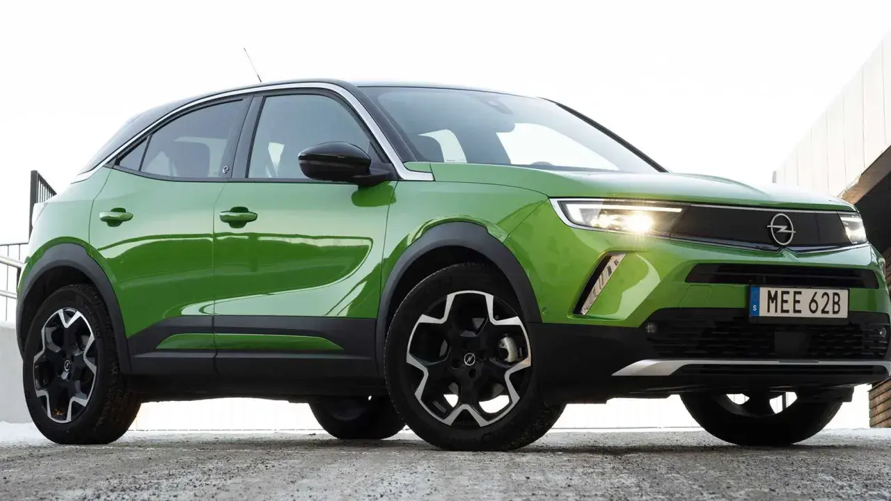 Grön Opel Mokka med svarta detaljer. En bil som kan ha ett opel mokka problem med sina fälgar.