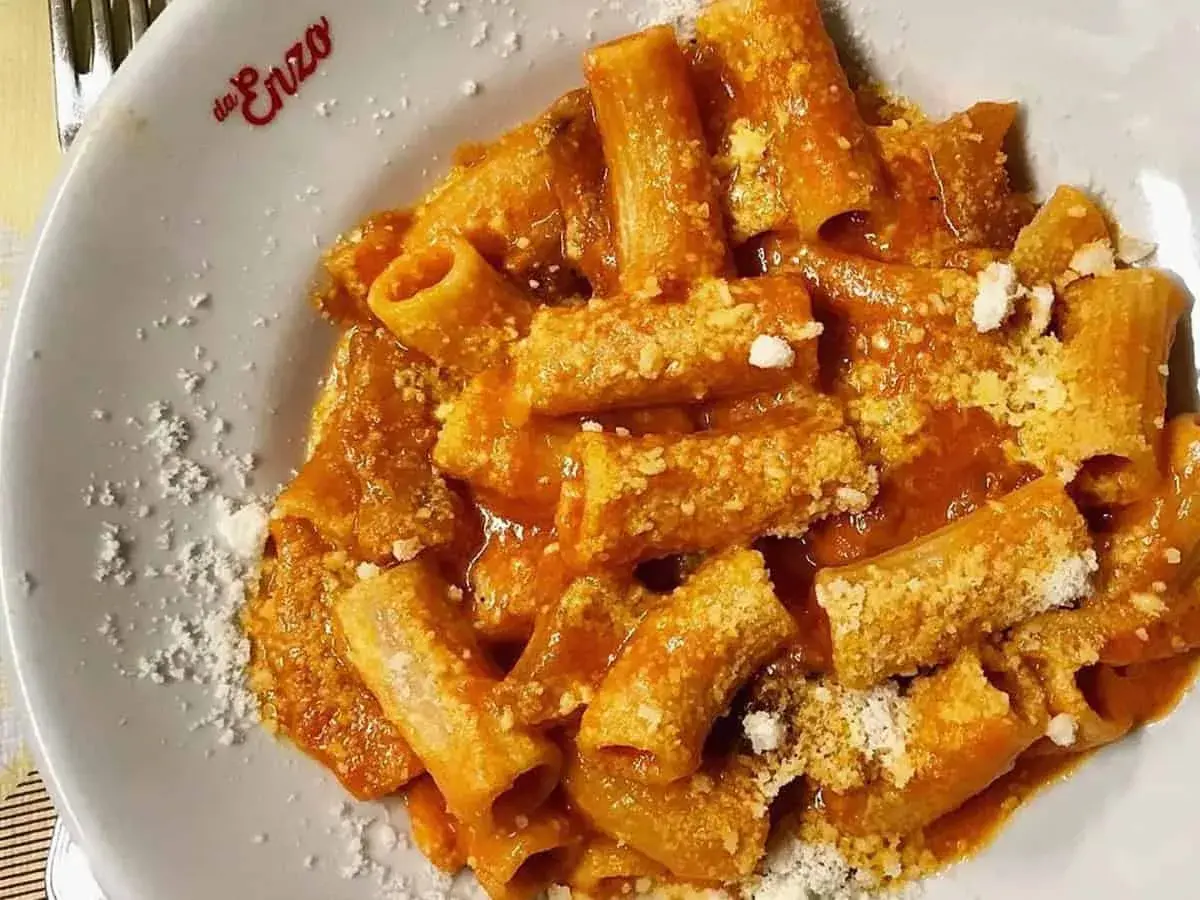 Rigatoni al sugo e parmigiano, un piatto da provare se cerchi dove mangiare a Trastevere.