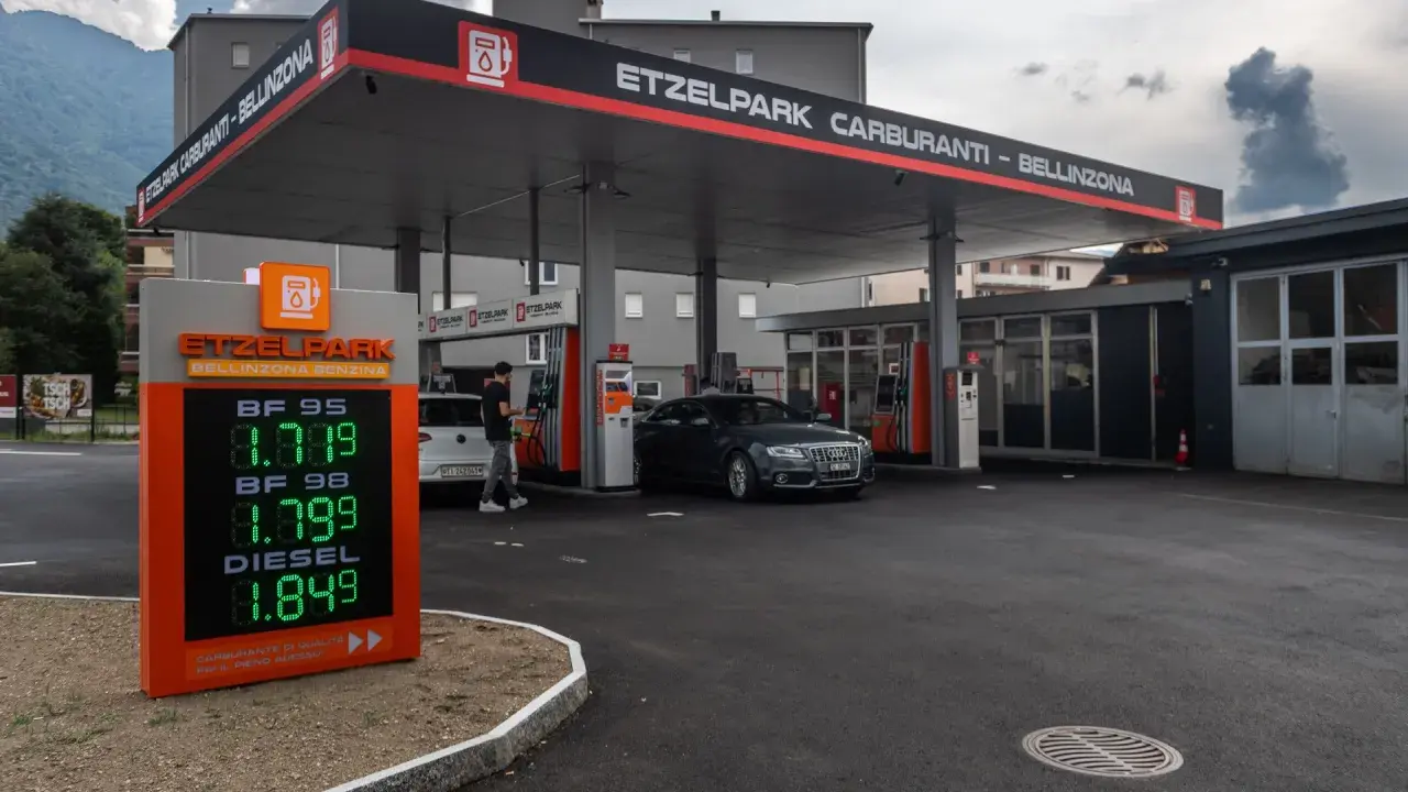 Cartello luminoso mostra il prezzo benzina e diesel a Bellinzona: 1.889 (BF 95), 1.799 (BF 98), 1.849 (Diesel).