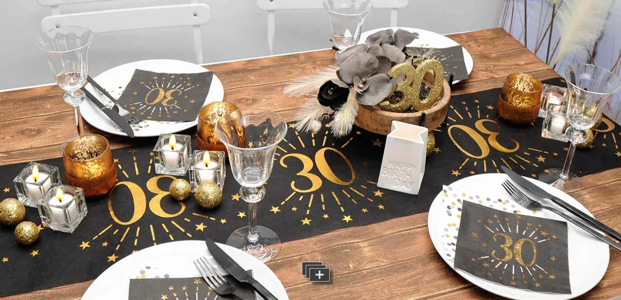 Einfache Tischdeko Geburtstag selber machen: Goldene "30" auf schwarzem Läufer, Kerzen, Gläser und Deko-Kugeln für eine festliche Feier.