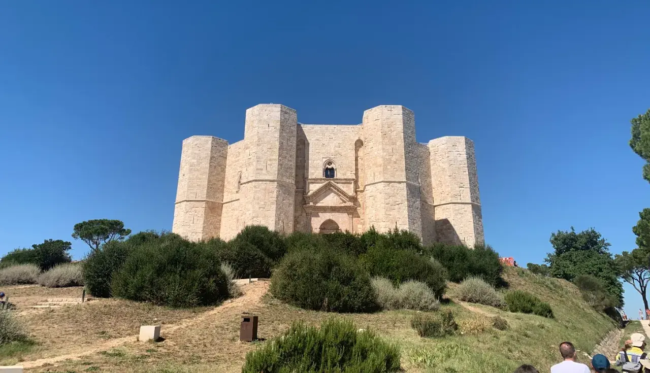Castel del Monte, un gioiello pugliese. Cosa vedere: la sua architettura unica e il panorama mozzafiato.