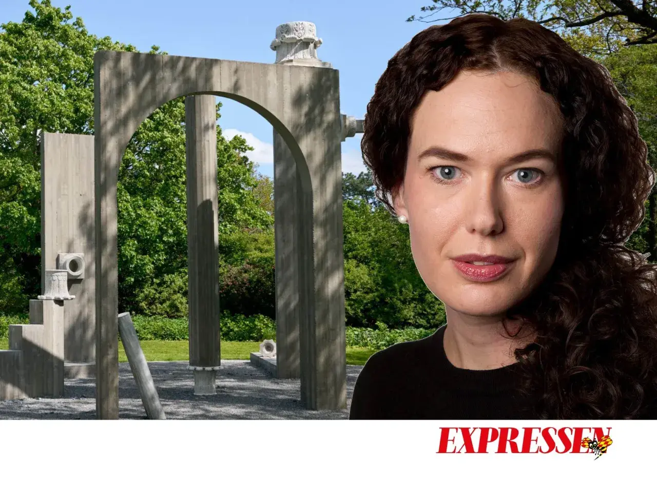 En kvinna med mörkt lockigt hår framför en betongskulptur i Prinsessan Estelles skulpturpark.
