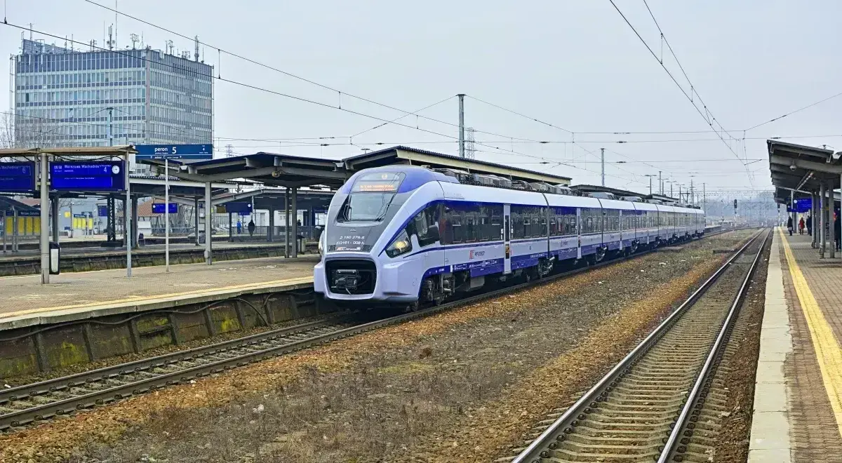 Nowoczesny pociąg PKP Intercity na stacji w Opocznie, gotowy do podróży do Kielc.