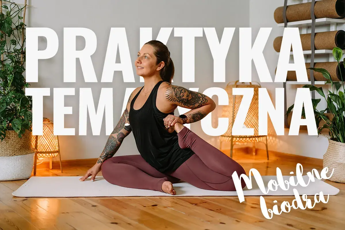 Kobieta w pozycji kapotasana, ćwicząca mobilność bioder. W tle rośliny i maty do jogi.