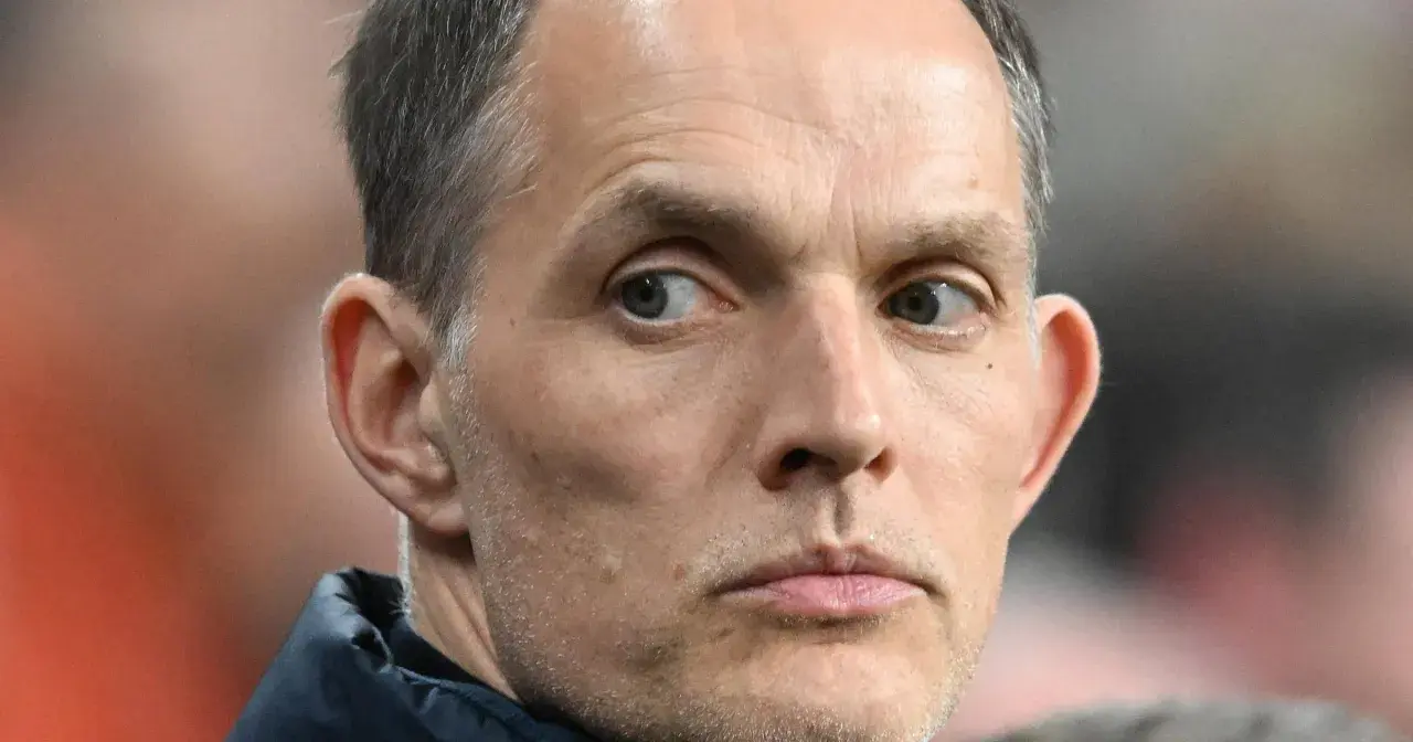 Thomas Tuchel, potencjalny trener reprezentacji Anglii, zamyślony podczas meczu.