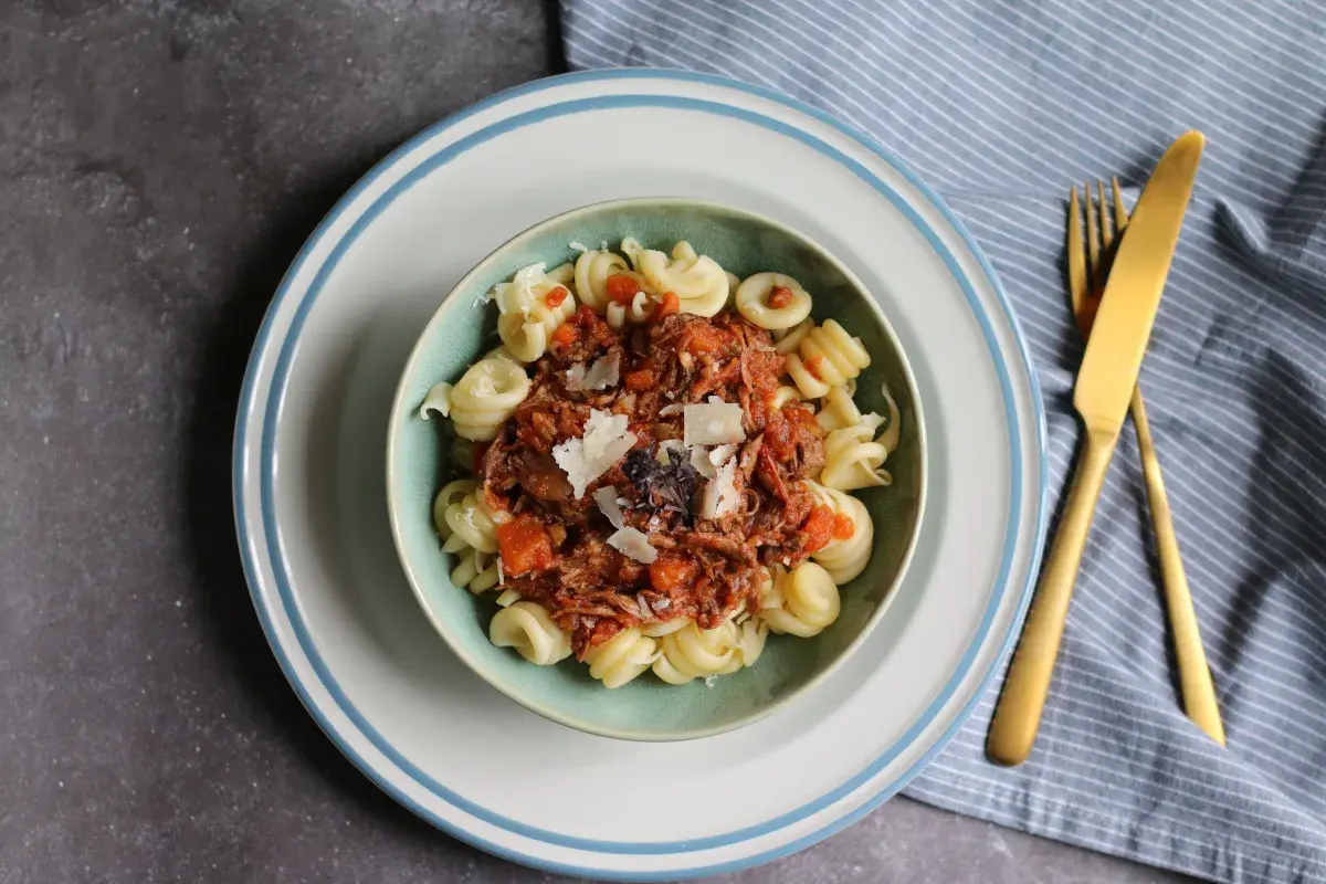 Pasta mit herzhafter Bolognese-Sauce, garniert mit Parmesan. Ein Hauch von Milch in der Sauce macht sie besonders cremig.