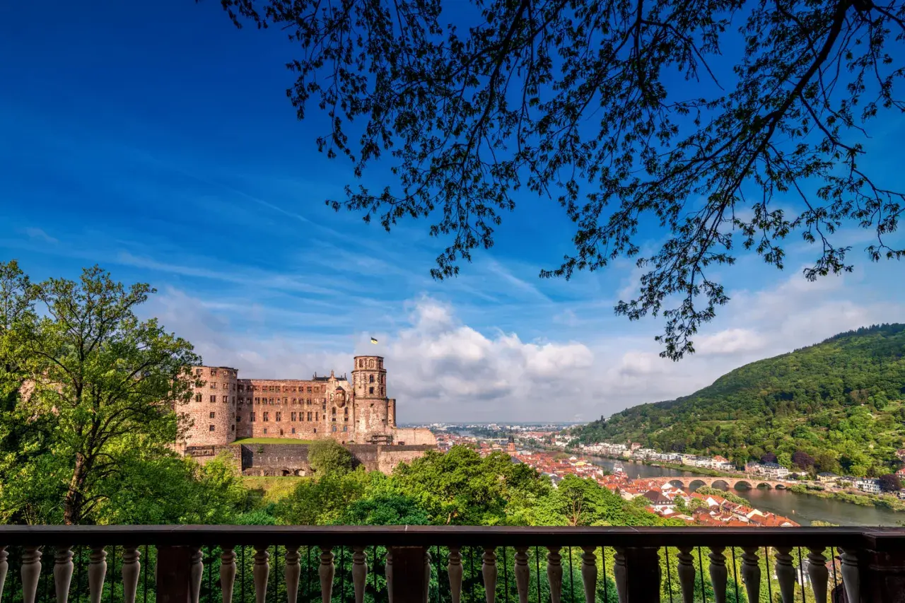 Heidelberger Schloss thront über der Stadt. Ein perfekter Ort, um zu sehen, was man in Heidelberg machen kann: Schlossbesichtigung, Spaziergang am Neckar.