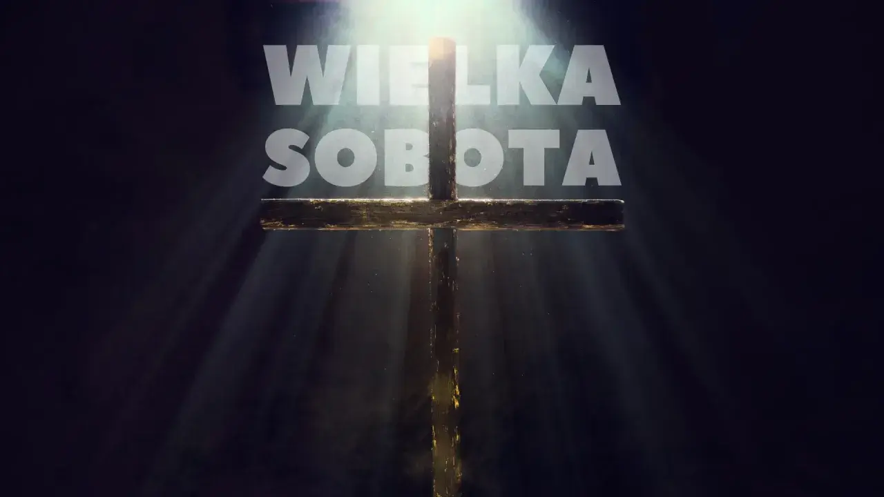 Drewniany krzyż w promieniach światła. Napis "WIELKA SOBOTA" sugeruje czas refleksji, a niekoniecznie długą mszę.