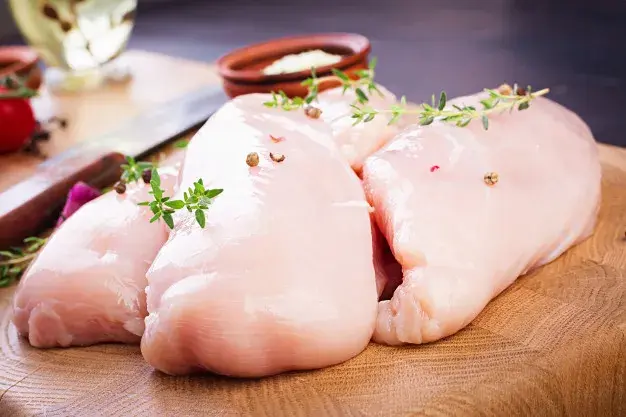 Ile kalorii ma pieczona pierś z kurczaka? Zaskakujące wartości odżywcze