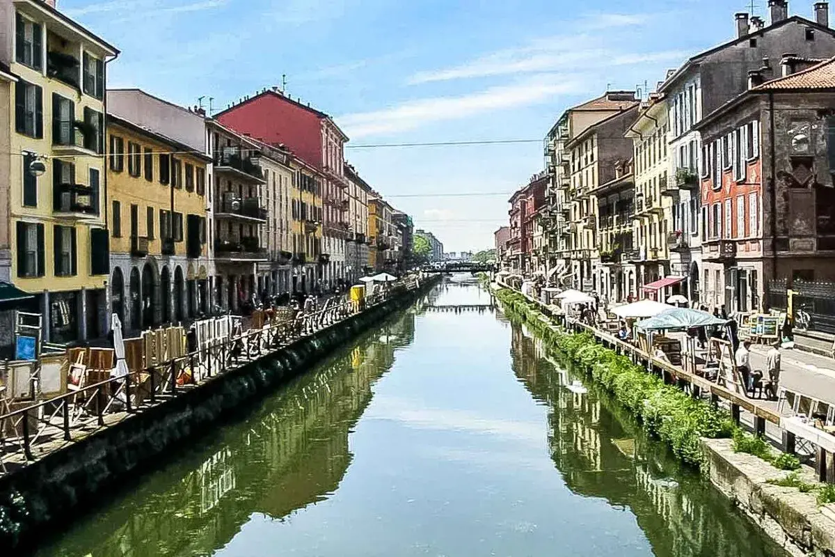 Urokliwe kanały i kolorowe kamienice w mediolańskich dzielnicach Navigli.