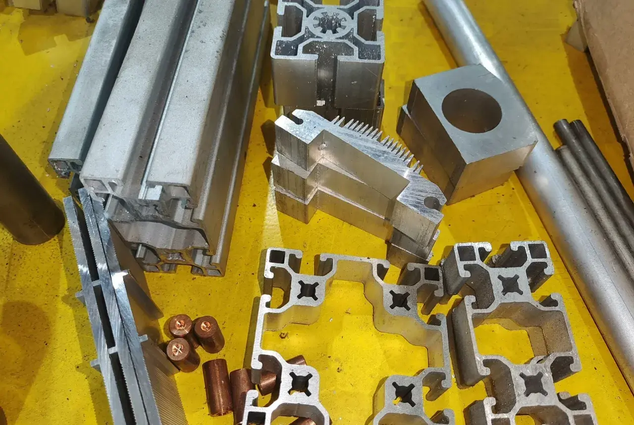 Różnorodne profile i kształtki z aluminium 6061, gotowe do budowy konstrukcji.