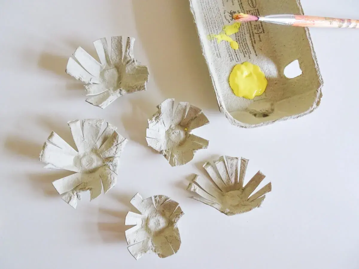 Manualidades de Van Gogh para niños: flores de cartón de huevos listas para pintar con amarillo brillante.