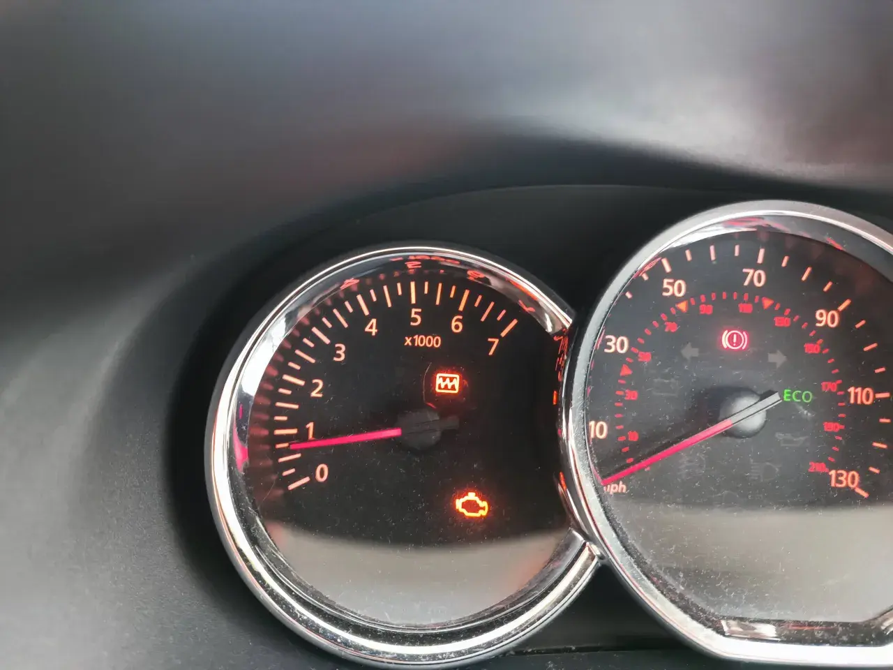 Dacia Sandero problem: motorlampan lyser. Varning för däcktryck och broms också.