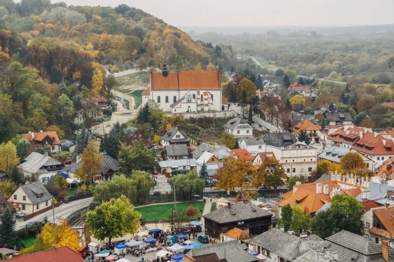 Jesienny krajobraz z kościołem na wzgórzu i targiem na dole. To jedno z najpiękniejszych miasteczek w Polsce.