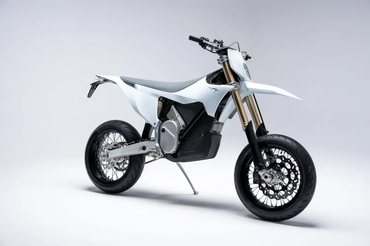 Stark Motorrad: Ein weißes, futuristisches Elektromotorrad mit goldener Gabel und schwarzem Felgen.