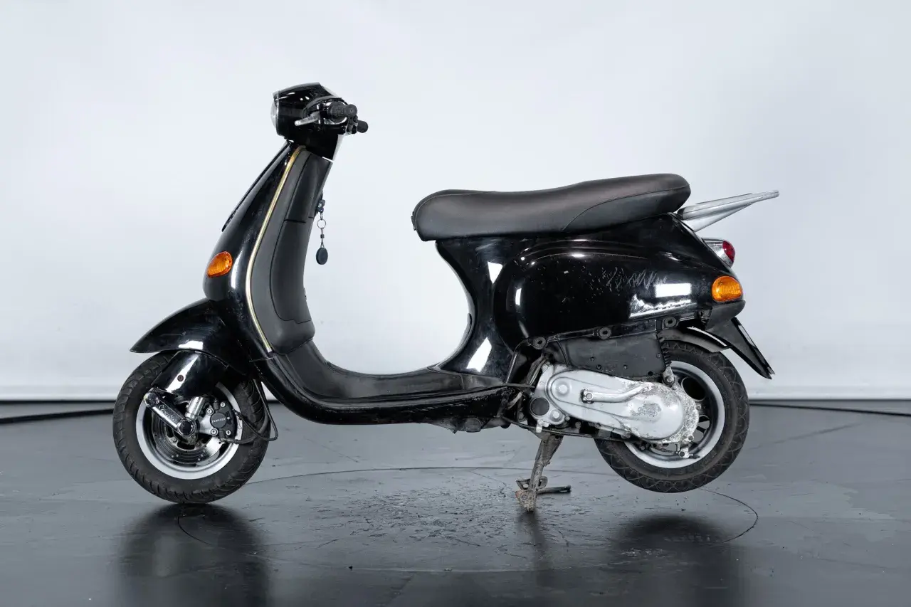 Vespa ET2 50 nera lucida, un classico intramontabile pronto per nuove avventure urbane.